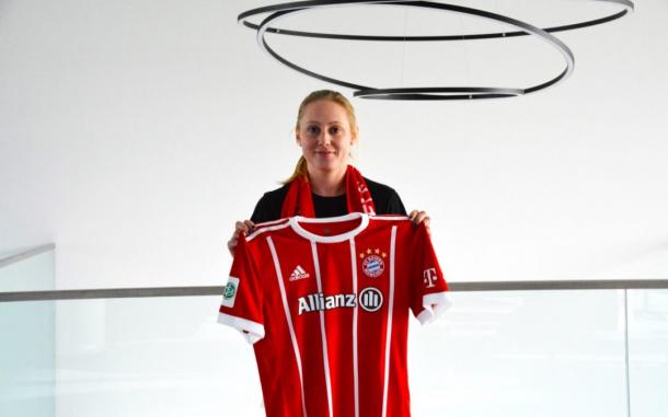 Leah Galton with her new club jersey | Source: fcbayern.com