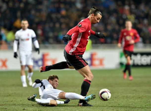 Ibrahimovic peleando el balón durante el partido. / Foto: Getty Images