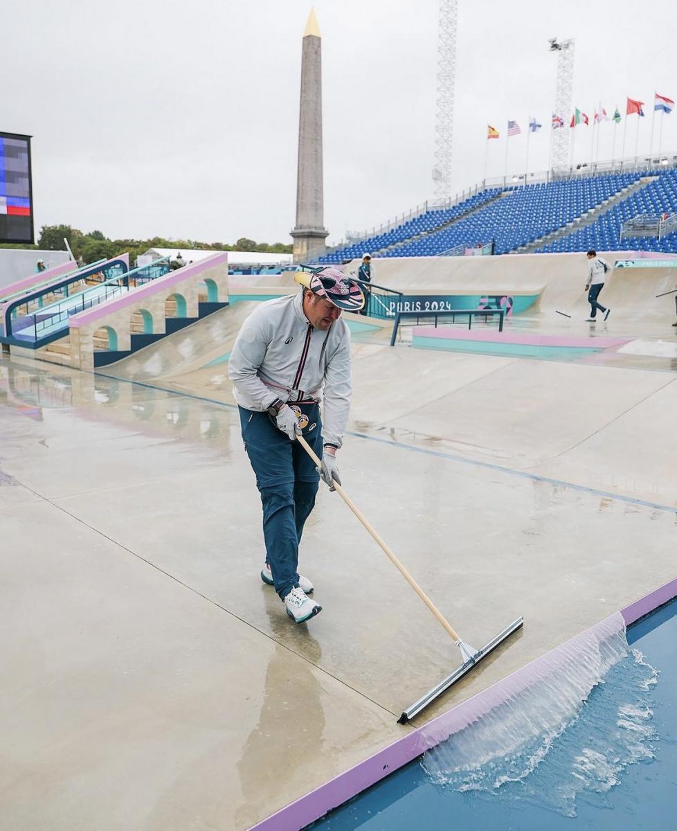 Limpieza de agua en la pista de skate