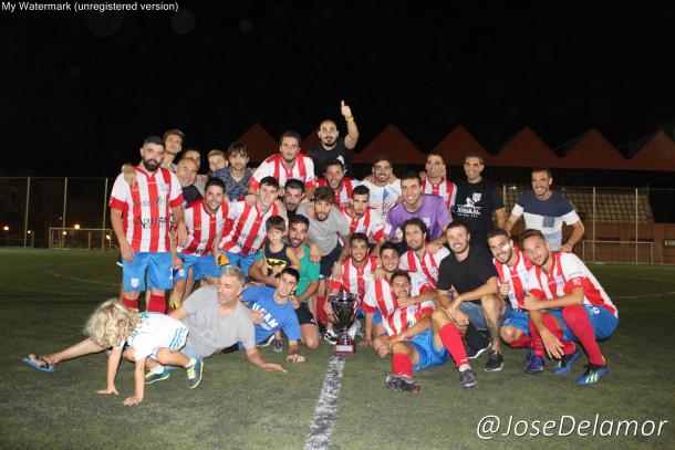 Alcantarilla FC con el IV Trofeo Ciudad de Alcantarilla. Fotografía: Jose Del Amor