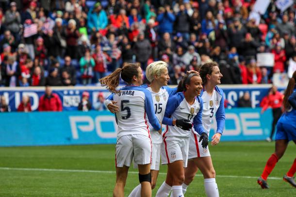 American striker Mallory Pugh (11) is congratulated by her teammates after scoring the opening goal of the game. |  Photo: Cindy Lara - VAVEL USA