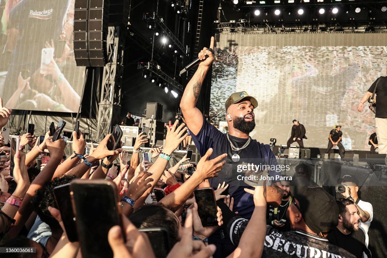 Eladio Carrión con sus fans/ Fuente: Getty Images
