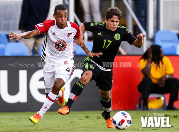 Both Mexico and Homegrown players compete to control the ball.