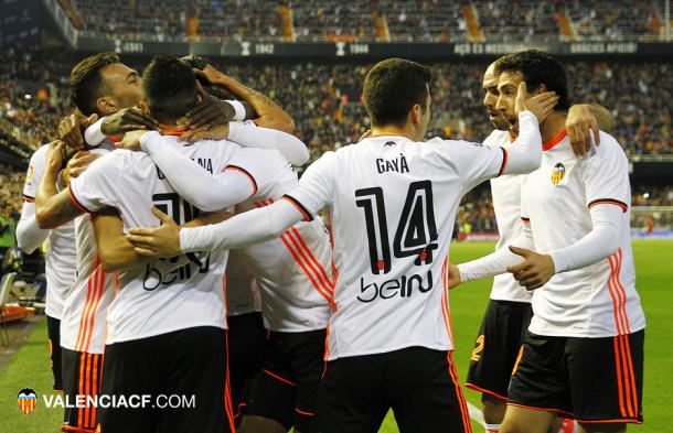 Los jugadores del Valencia celebran el gol de Orellana. | Imagen: www.valenciacf.com