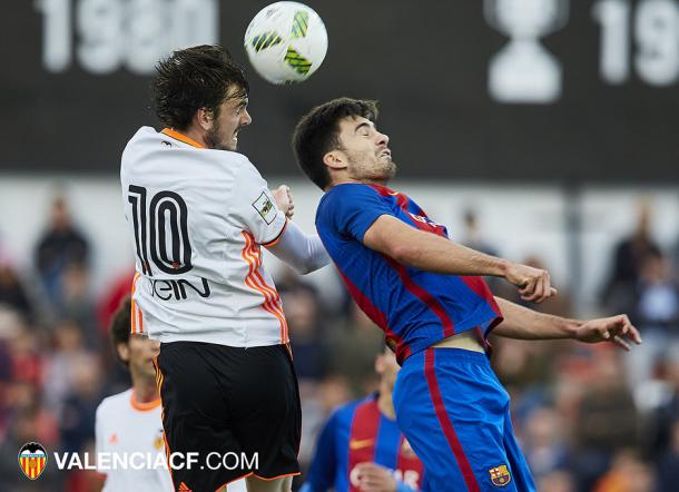 Eugeni pelea un balón por alto. | Imagen: www.valenciacf.com