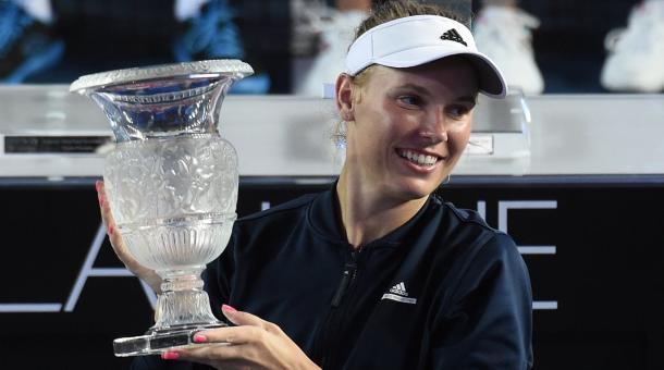 Caroline Wozniacki celebrates her Prudential Hong Kong Tennis Open title/Getty Images