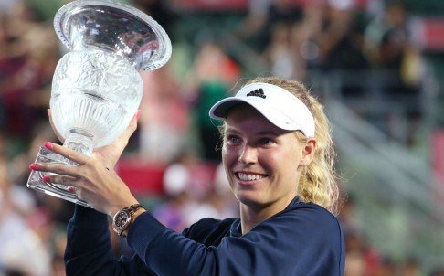 Caroline Wozniacki hoists the trophy at the Prudential Hong Kong Tennis Open/Getty Images