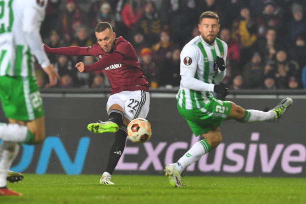 Lukáš Haraslín golpeando la bola que acabaría suponiendo el único gol del encuentro | Foto: Getty Images