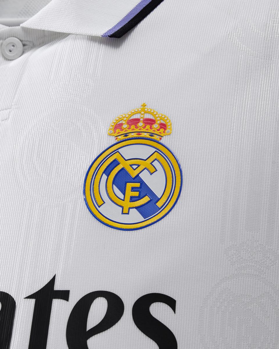 Detalles de la nueva camiseta del <strong><a  data-cke-saved-href='https://www.vavel.com/es/futbol/2022/05/16/real-madrid/1111907-que-pasara-con-rodrygo.html' href='https://www.vavel.com/es/futbol/2022/05/16/real-madrid/1111907-que-pasara-con-rodrygo.html'>Real Madrid</a></strong>