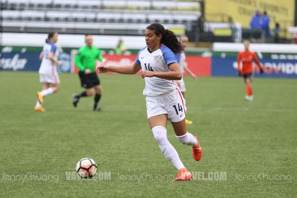 US defender Alana Cook from Stanford at the Portland Invitational in motion with the ball against Houston Dash. | Source: Jenny Chuang - VAVEL USA