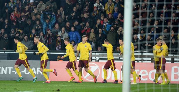 Sparta Praga festeja el gol y la clasificación. Foto UEFA.
