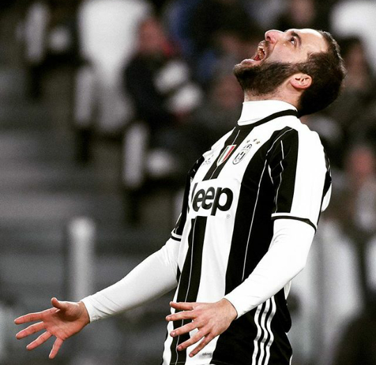 Higuaín frustrado en el descanso // Foto: Juventus (Instagram)