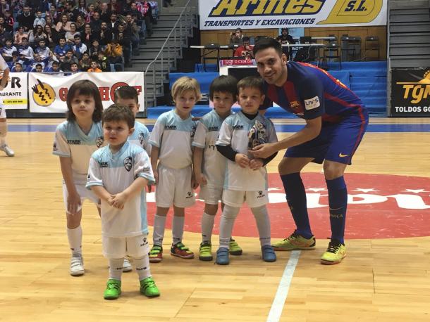 Santiago Futsal homenajeó a Quintela antes del partido