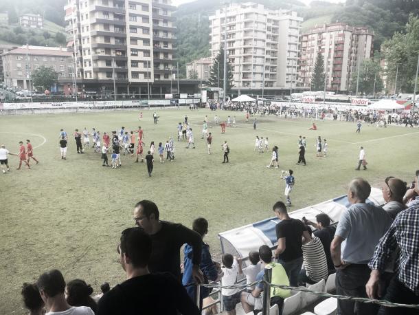 El campo de Loinaz celebrando el avance de su equipo en el play-off | Imagen: SD Beasain
