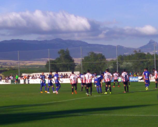 Un momento del encuentro entre el Deportivo Alavés y UD Logroñés, en el trofeo Villa de Laguardia. Fuente: Iñaki Jiménez