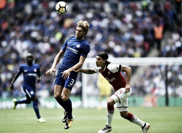 Alonso y Bellerin, el duelo que más se repitió durante este primer tiempo | Foto: Chelsea Twitter