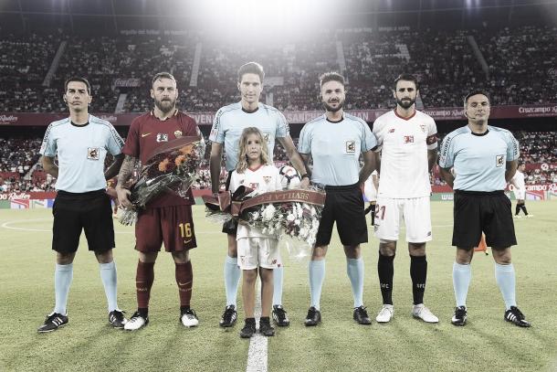 El capitán de la Roma, De Rossi, y el del Sevilla, Nico Pareja, con el equipo arbitral y la hija de Antonio Puerta minutos antes del amistoso entre ambos conjuntos. | Foto: AS Roma