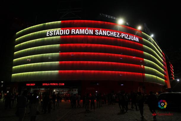 El Estadio Ramón Sánchez Pizjuán luce la senyera en recuerdo a las víctimas del atentado de Barcelona. | Foto: La Liga