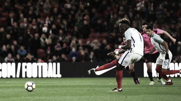 Tammy Abraham canjeó penalti por gol para el segundo tanto | Foto: @England