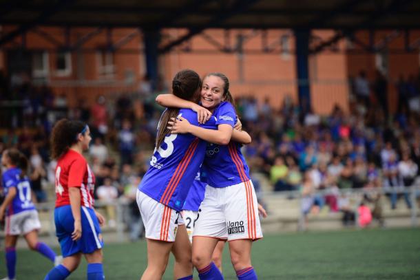 Carmen celebra uno de los dos tantos conseguidos hoy con su compañera Paula, que saltó al verde de La Corredoria en la segunda mitad. | Fuente: Real Oviedo Femenino