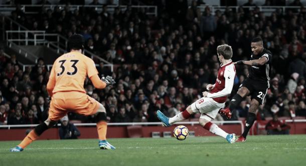 Antonio Valencia define fuerte y entre las piernas de Petr Cech para el primer gol | Foto: Premier League