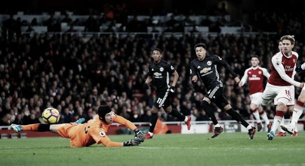 Lingard define cerca del poste derecho y Cech solo puede mirar | Foto: Premier League