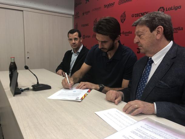 Dejan Lekic firmando su contrato de renovación | Foto: CF Reus