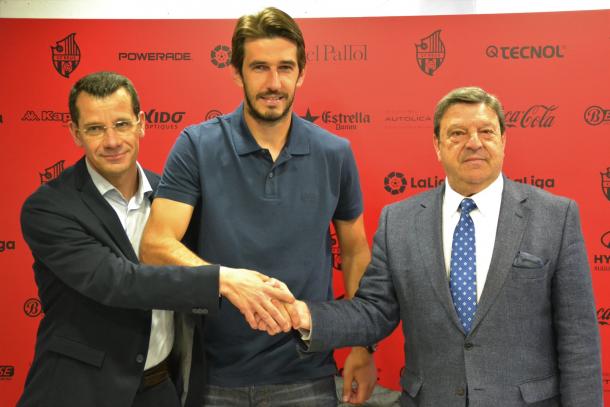 Lekic posando con el presidente del CF Reus, Llastarri, tras su renovación | Foto: CF Reus 