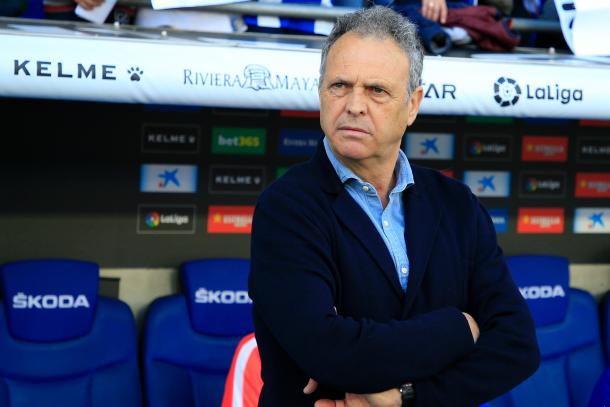 Caparrós volvía a sentarse en el banquillo del Sevilla. Foto: Twitter del Sevilla FC.
