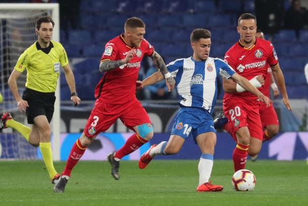 Melendo pelea por un balón. Foto: Twitter RCD Espanyol.