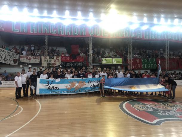 Homenaje a excombatientes de Malvinas antes del partido. Foto: Platense