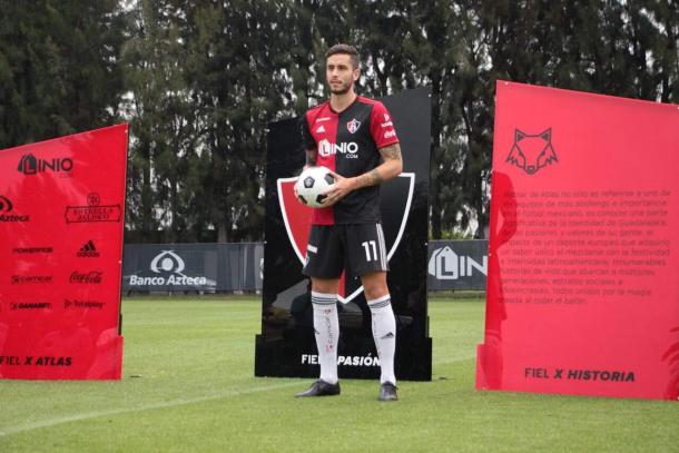 'Ricky' Álvarez y posando en su llegada al Atlas de México. | Fuente: Twitter Ricardo Álvarez.