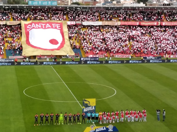 Con este marco, y la campaña #AmorPorTuEscudoLeón, que entregaba escudos del equipo en toda la tribuna, se recibía al Primer Campeón en la tarde del domingo. Imagen: Jordan Bernal, Vavel Colombia