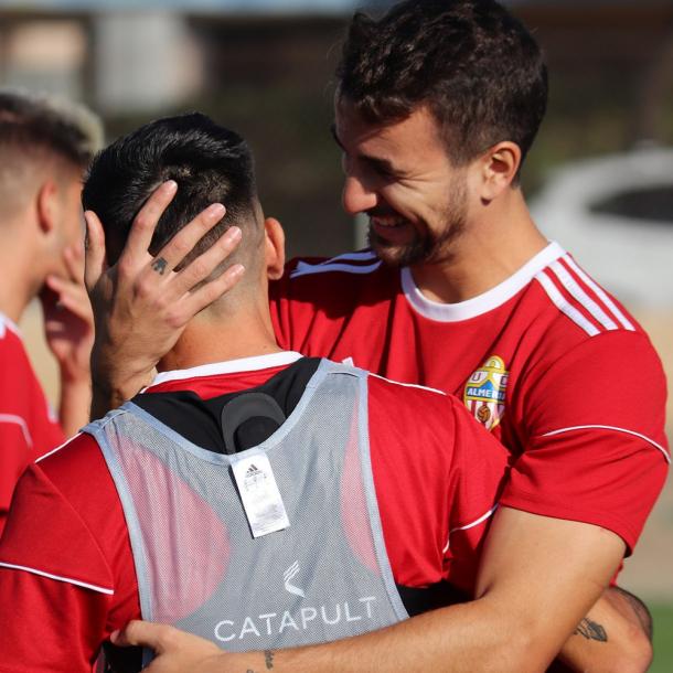 Juan Muñoz mostrándose feliz | Fuente: UD Almería