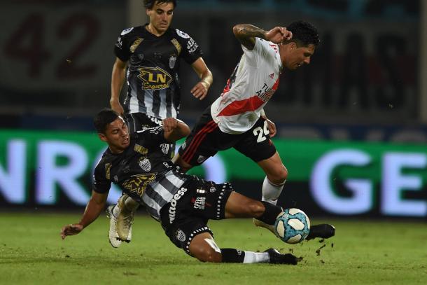 Lance em que Enzo caiu de mau jeito sobre o ombro esquerdo (Foto: Reprodução/River Plate)