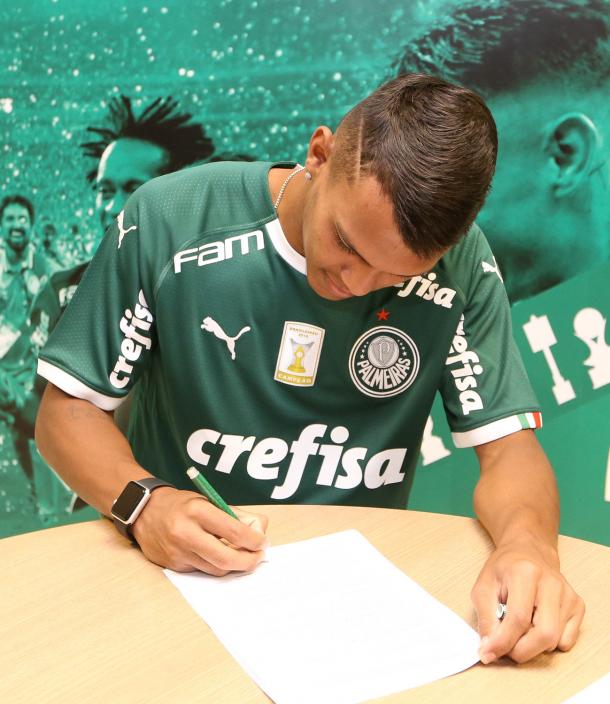 Gabriel Verón assinando sua renovação (Foto: Divulgação/SE Palmeiras)