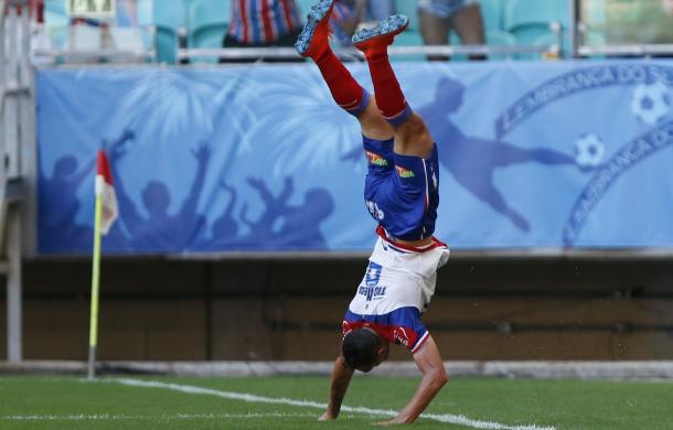 Gilberto comemorando gol com acrobacia (Foto: Felipe Oliveira/Bahia EC)