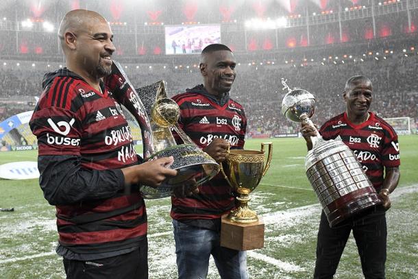 Homenagem aos grandes ídolos do Flamengo. Adriano com a taça do Brasileirão, Juan com a do Carioca e Adílio com o da Libertadores (Foto: Alexandre Vidal / Flamengo)