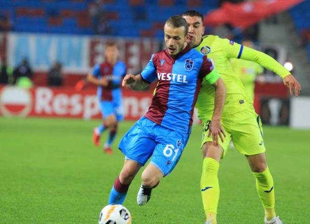 Arambarri pugna por un balón ante el Trabzonspor. Fuente: Getafe CF