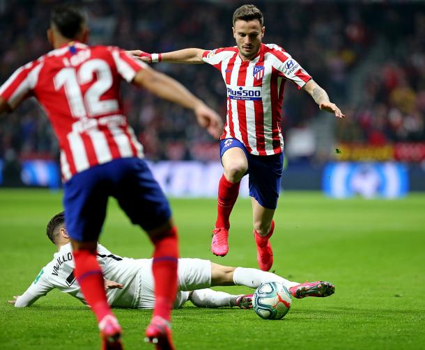 Saúl eludiendo una entrada de Vadillo. Foto: Web Oficial Atlético de Madrid