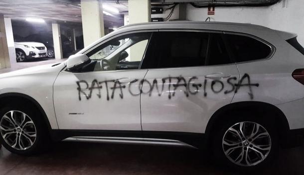 Pintada en el coche de Silvia Bonino, ginecóloga. Fuente: Cuenta oficial de Twitter de Risto Mejide (@ristomejide)