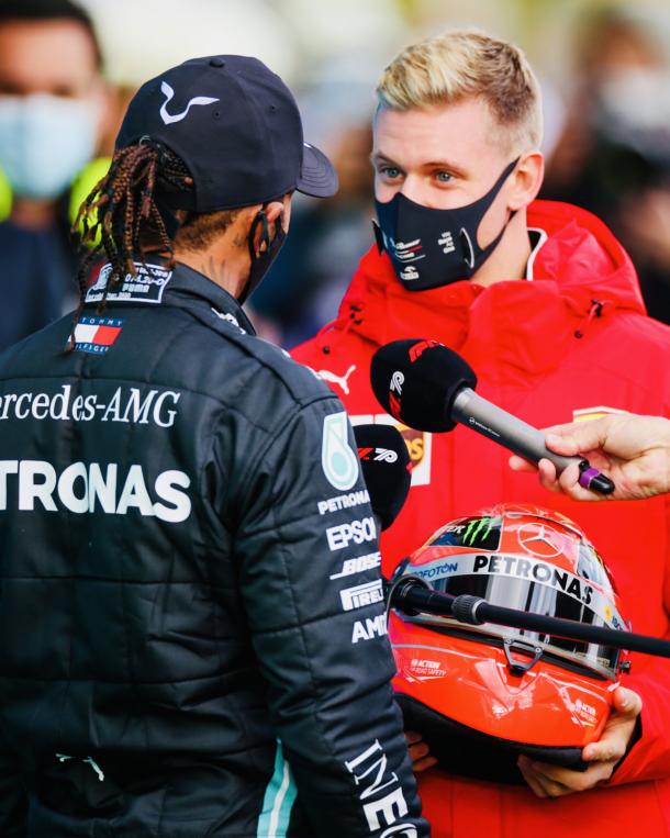 Mick Schumacher dando capacete de seu pai para Lewis (Foto: Divulgação / Mercedes)