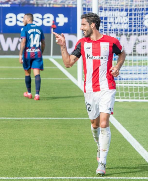 Raúl García celebrando uno de los dos goles marcados al Levante el curso anterior  FUENTE: INSTAGRAM: @athleticclub
