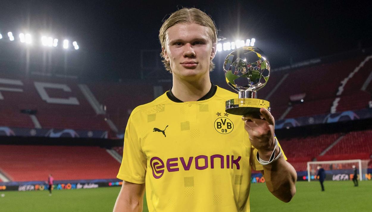 Haaland e o prêmio de melhor da partida (Foto: Divulgação/Borussia Dortmund)
