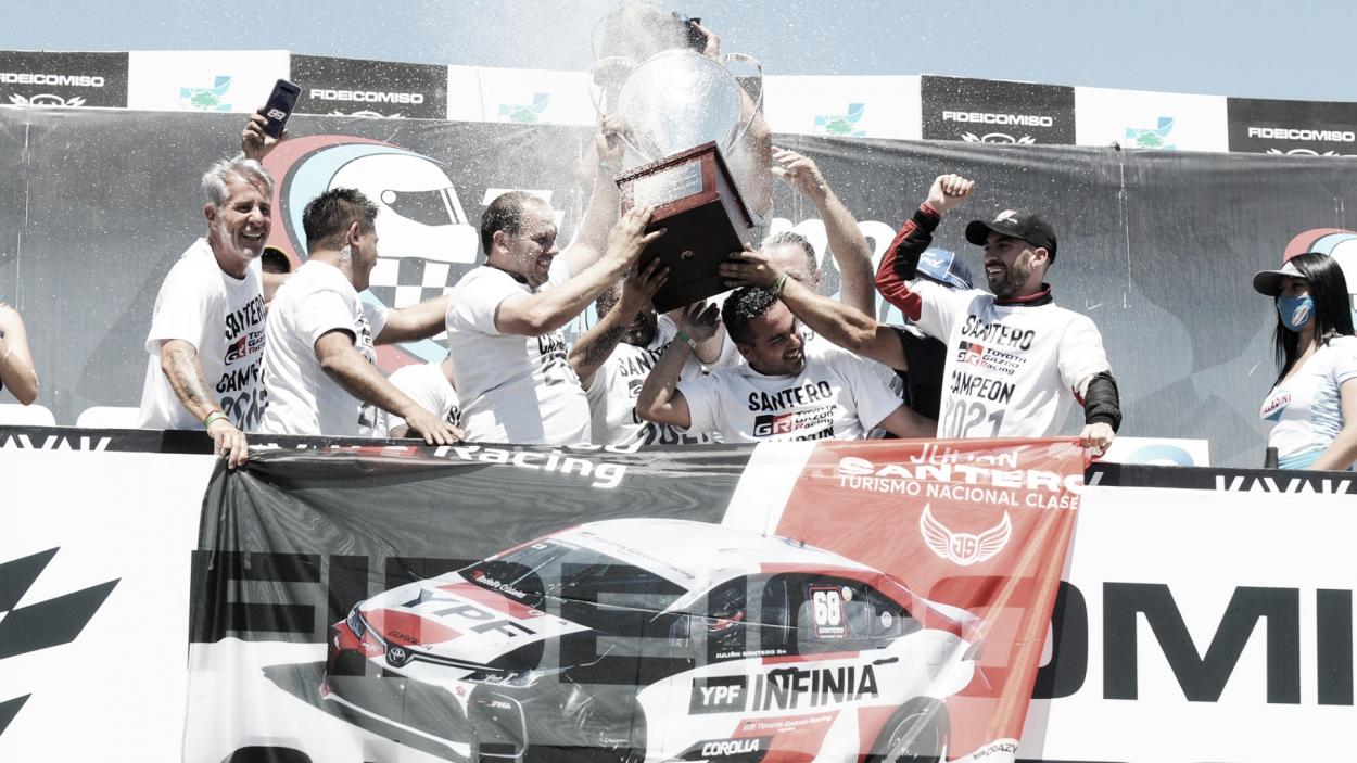 El festejo de todo el equipo Toyota en el podio: Foto Prensa TN