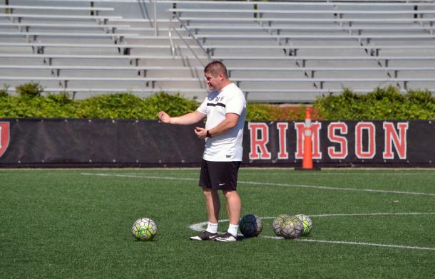  Matt Beard coaching the Breakers during practice | Source: Stephanie Yang - The Bent Musket