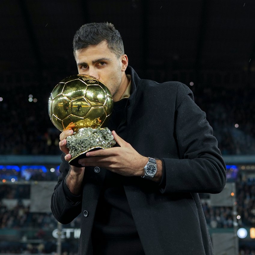 Xabi Alonso exige refuerzos antes del inicio de LaLiga EA Sports 13 Rodri con el Balón de Oro. Fuente: Manchester City