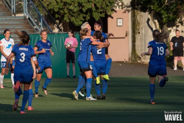 Seattle Reign celebrating forward Naomi Kawasumi's goal in he 32nd minute | Source: VAVEL USA - Brandon Farris