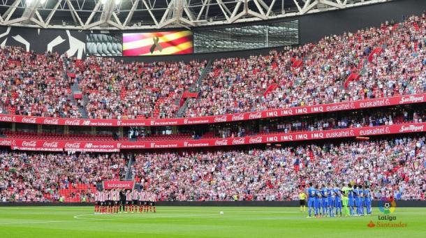 San Mamés guardando un respetuoso minuto de silencio en honor a las victimas del antentado en Barcelona. Fuente: La liga