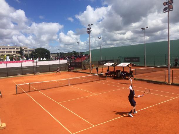 Kevin Anderson practicing with Kyle Edmund at the Millennium Estoril Open (Photo by Pedro Cunha / VAVEL USA)